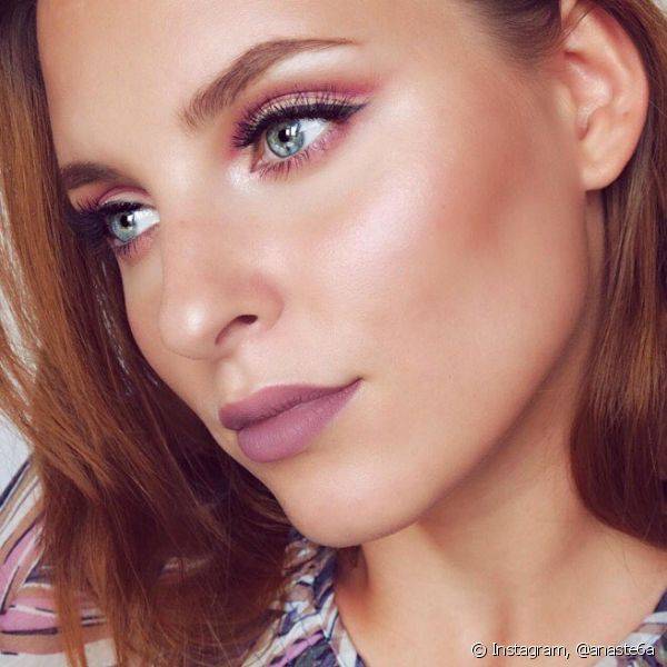 A cor lilás é uma boa alternativa para quem quer deixar a maquiagem sofisticada (Foto: Instagram @anaste6a)